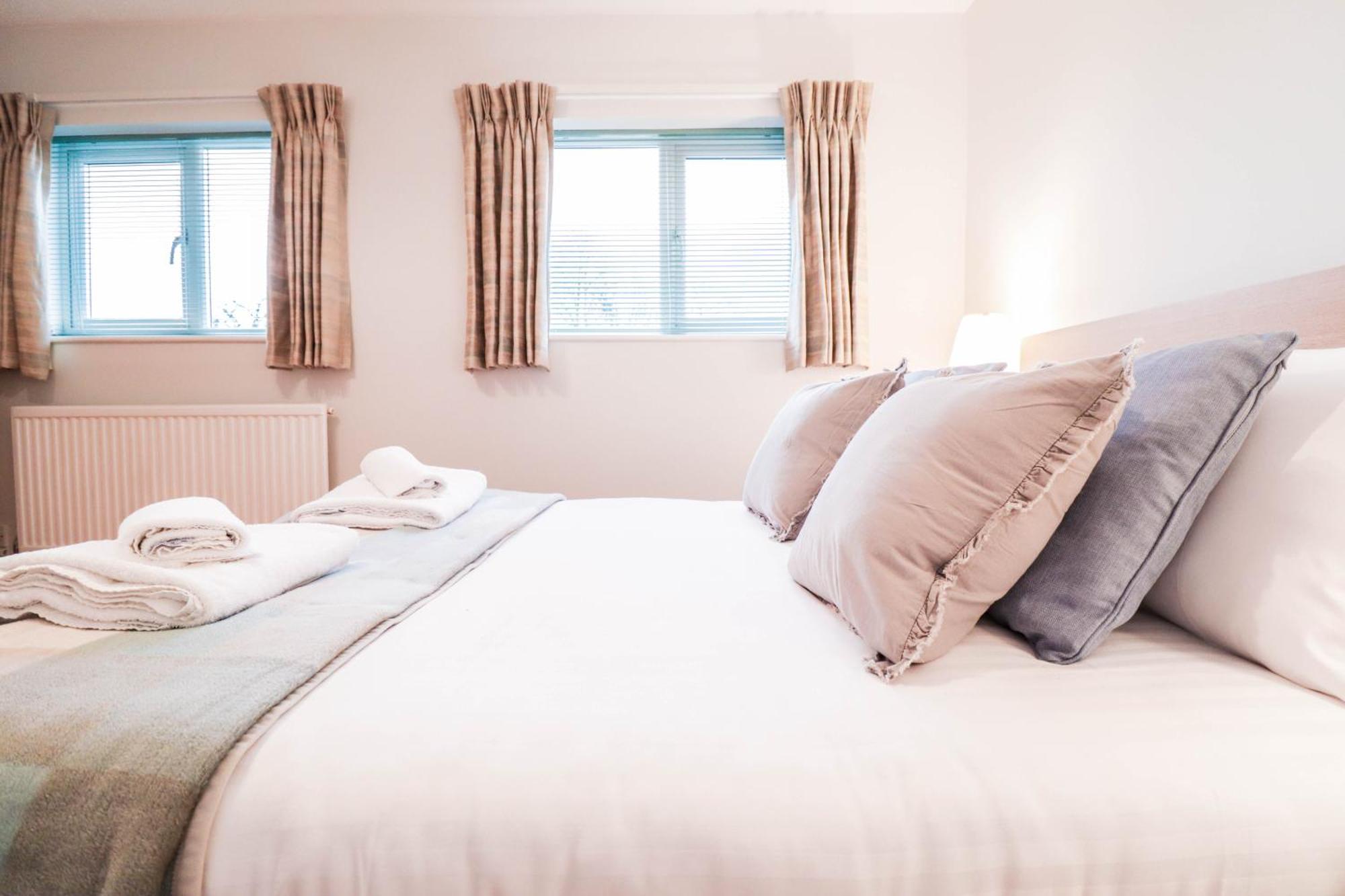 Bright And Spacious Contractor House L Parking! 보어햄우드 외부 사진