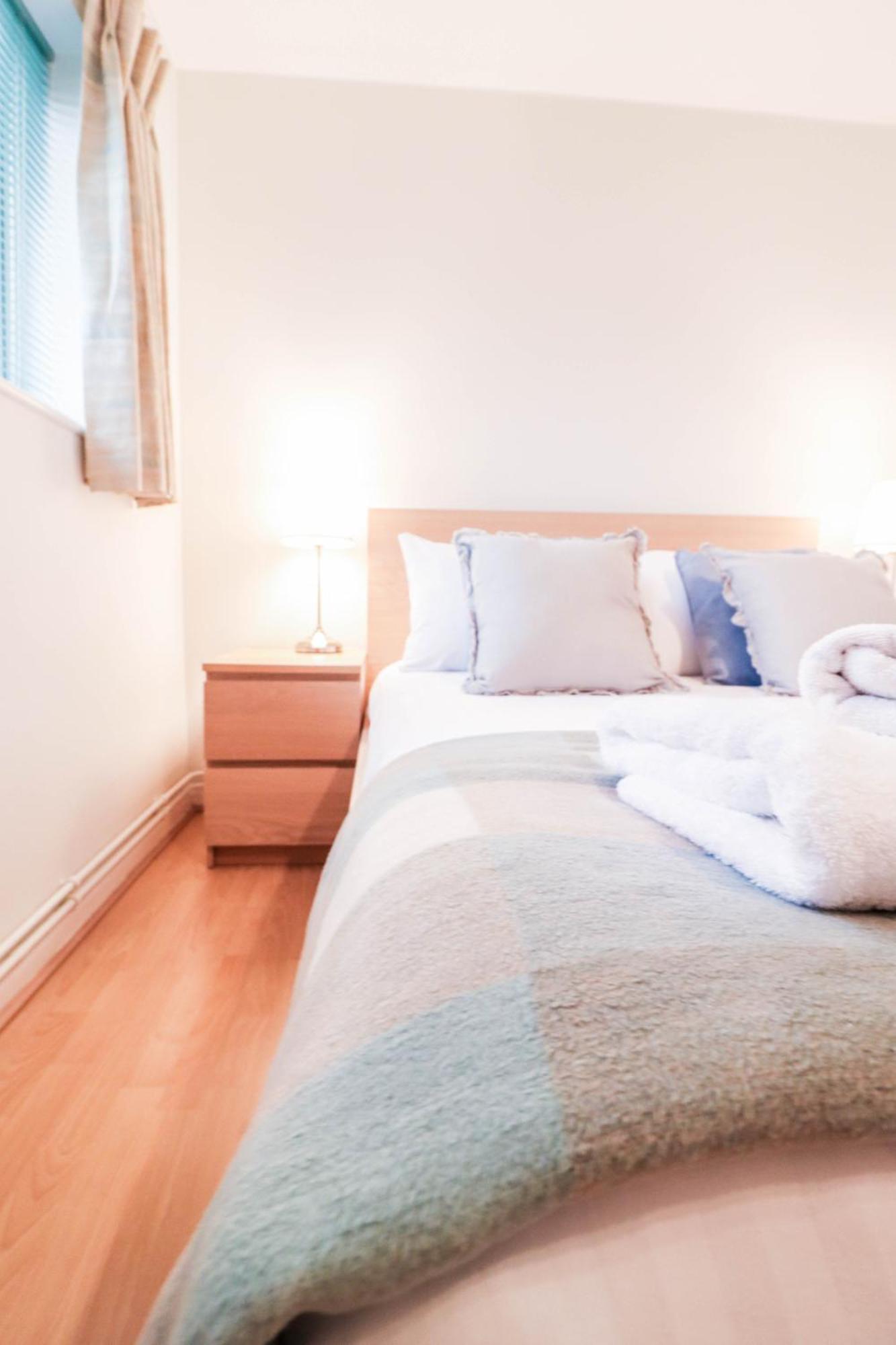 Bright And Spacious Contractor House L Parking! 보어햄우드 외부 사진
