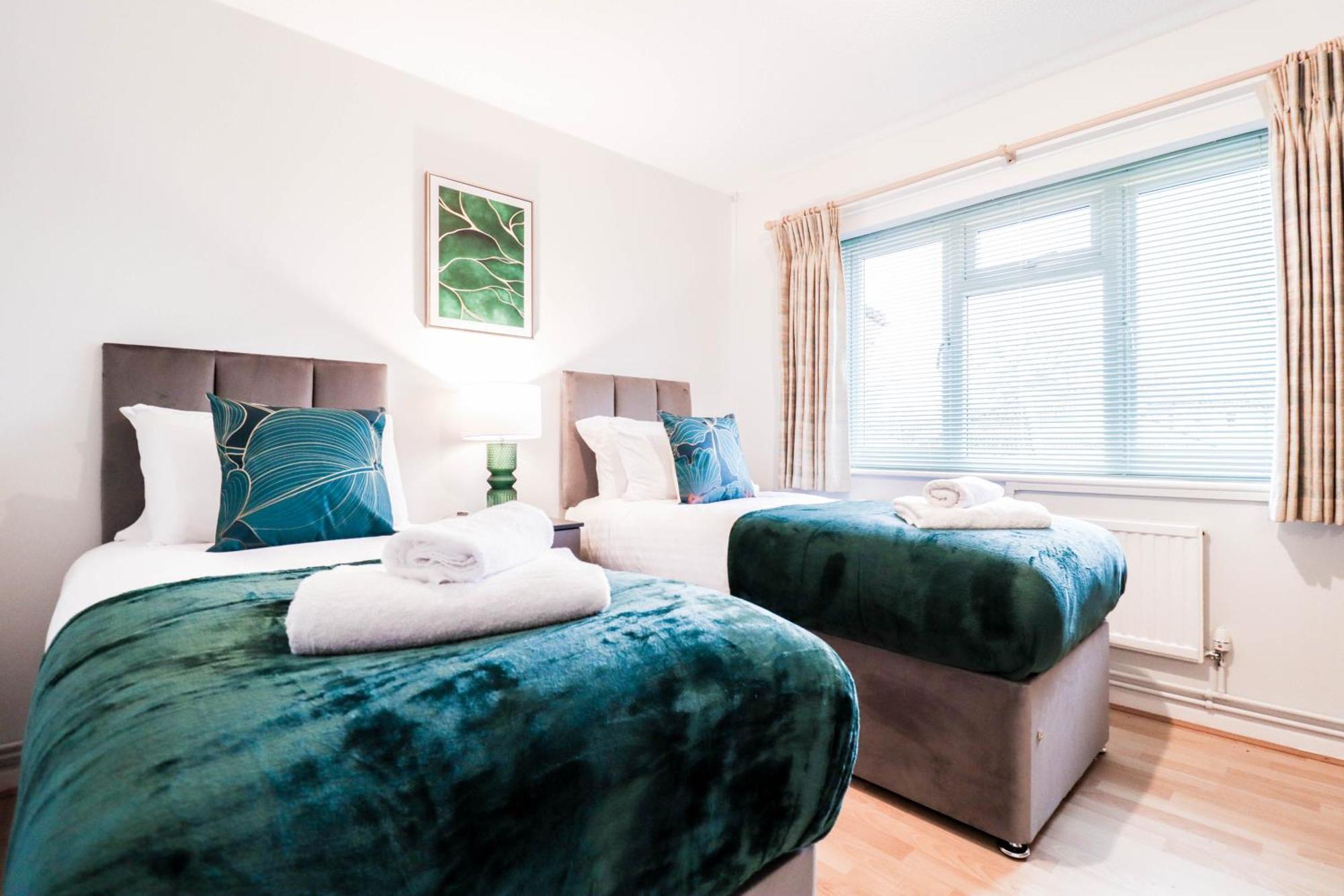 Bright And Spacious Contractor House L Parking! 보어햄우드 외부 사진