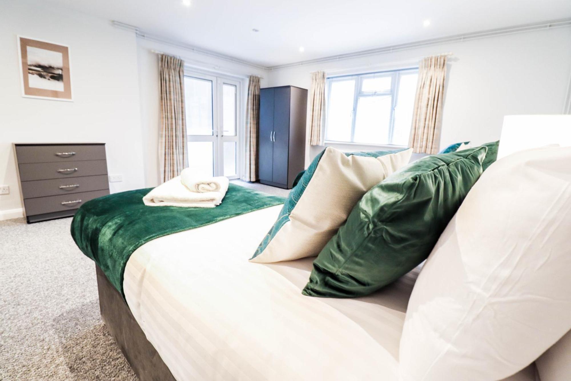 Bright And Spacious Contractor House L Parking! 보어햄우드 외부 사진