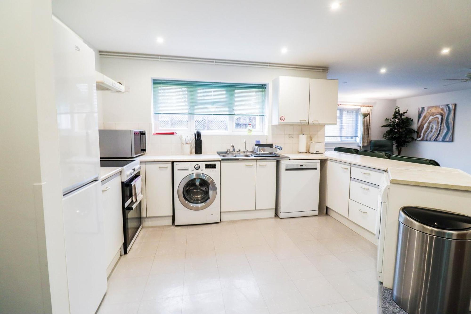 Bright And Spacious Contractor House L Parking! 보어햄우드 외부 사진
