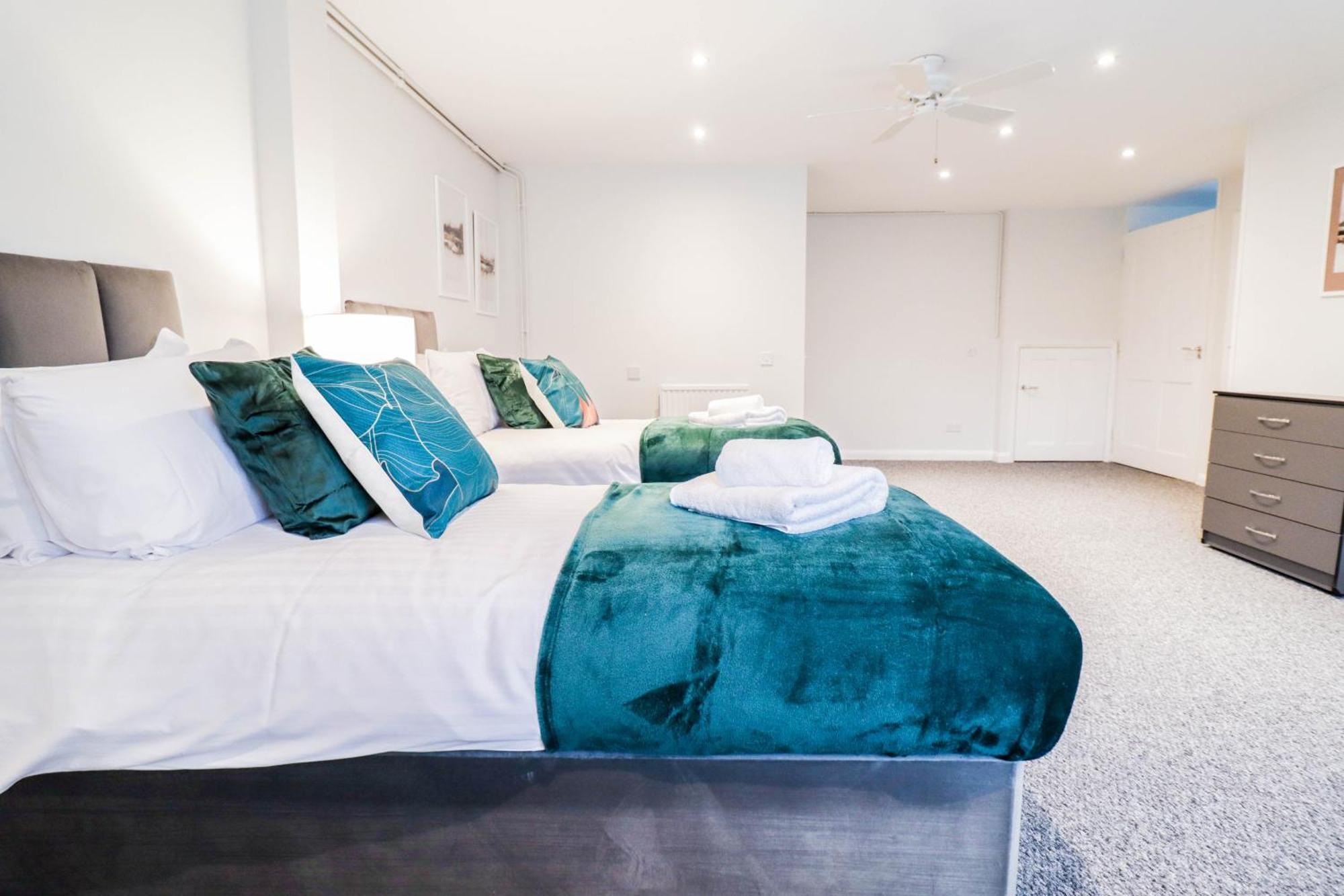 Bright And Spacious Contractor House L Parking! 보어햄우드 외부 사진