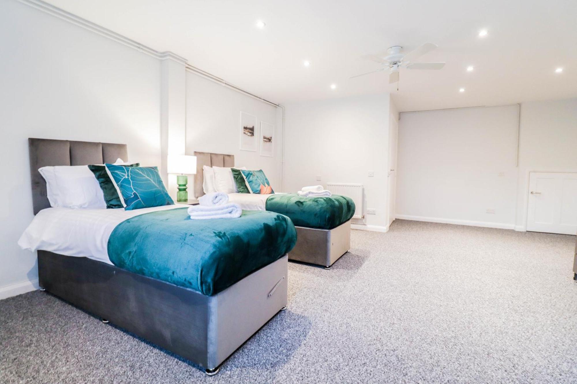 Bright And Spacious Contractor House L Parking! 보어햄우드 외부 사진