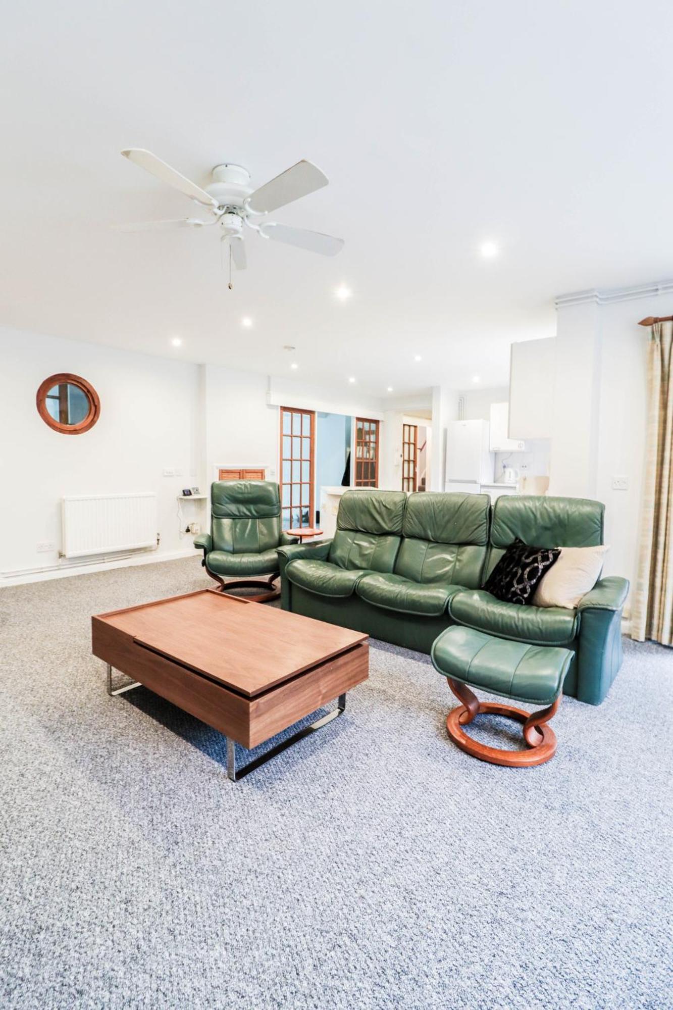 Bright And Spacious Contractor House L Parking! 보어햄우드 외부 사진